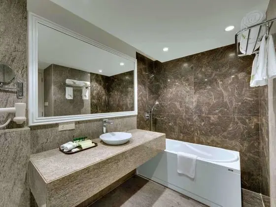 Hazel Suite Bath Tub Room With Lake View