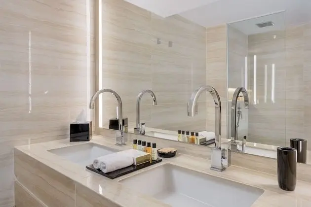 Deluxe Tek Büyük veya İki Ayrı Yataklı Oda, Kısmi Deniz Manzaralı