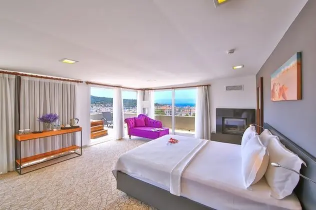 Jakuzili ve Teraslı Oda, Deniz Manzaralı