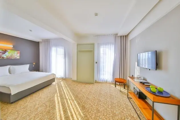 Suite, Kara veya Havuz Manzaralı