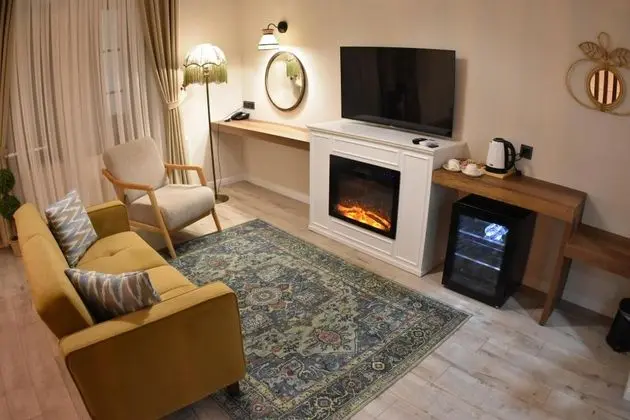 Suite, Nehir Manzaralı, Şömineli ve Balkonlu
