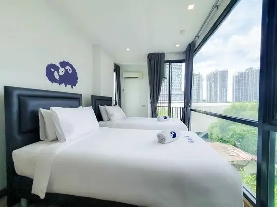 2 Bedrooms Family Suite (King + Twin)
