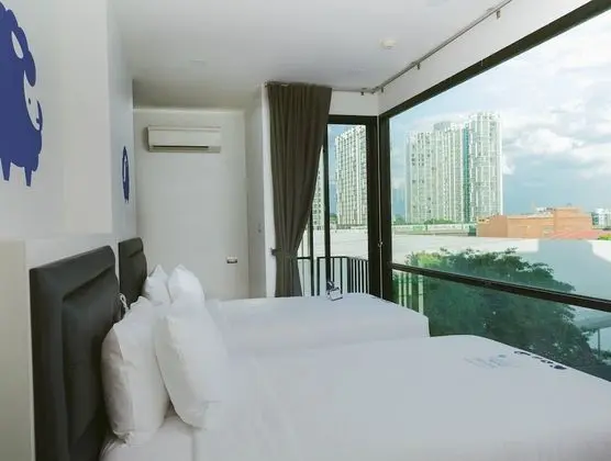 2 Bedrooms Family Suite (King + Twin)