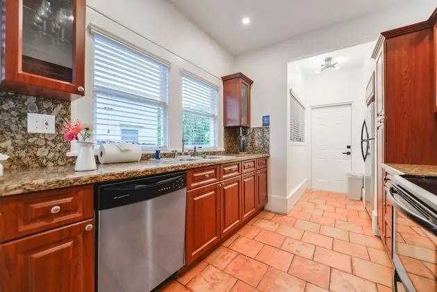 Ev