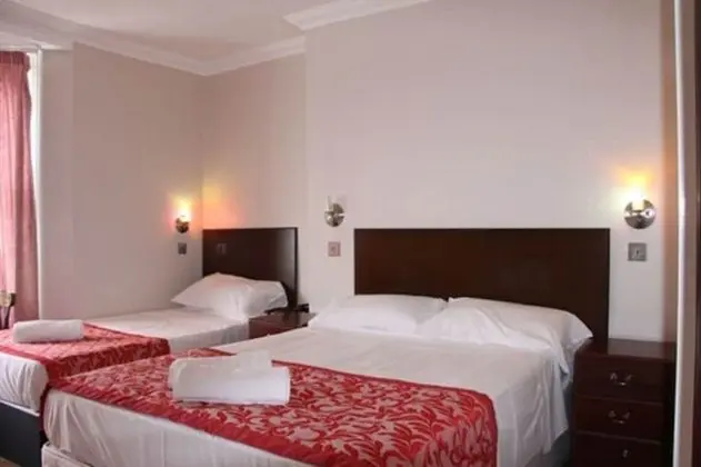 Üç Kişilik Oda
