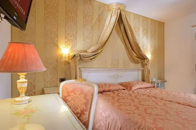 Tek Büyük Yataklı Oda, Ek Bina