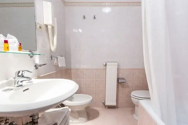 Tek Büyük Yataklı Oda, Ek Bina