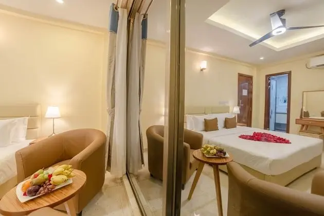 Deluxe Tek Büyük veya İki Ayrı Yataklı Oda, Balkon, Kısmi Deniz Manzaralı
