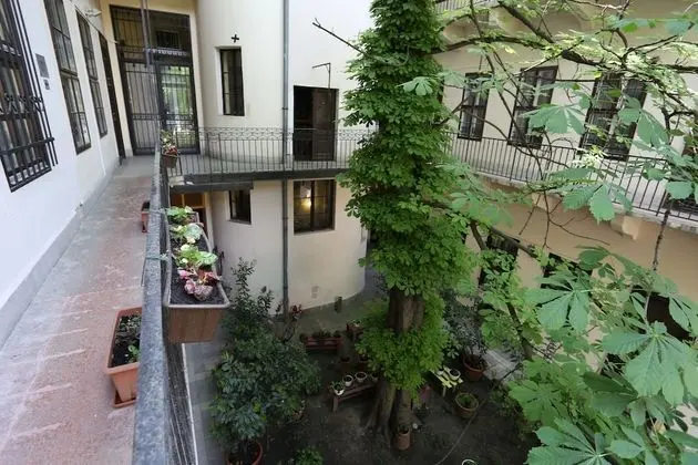 Stüdyo, Bahçe Manzaralı