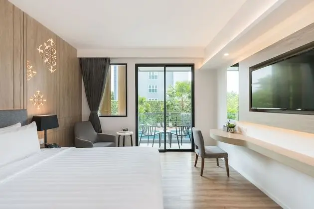 Deluxe Pool View - Double