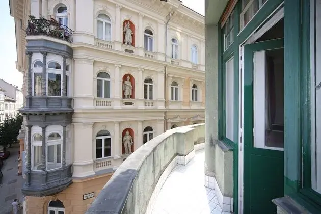 Stüdyo (Large Studio)
