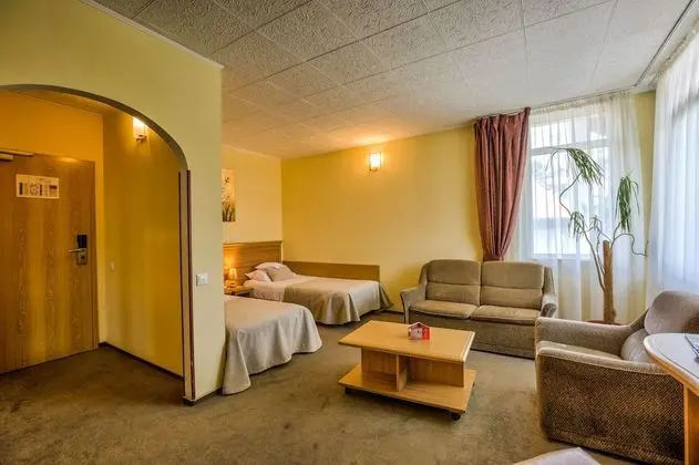 Budget Twin 3 stars wing, no A/C, no elevator
