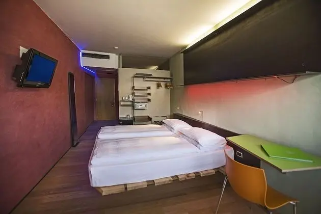 Tek Büyük Yataklı Oda, Göl Manzaralı (ambient)