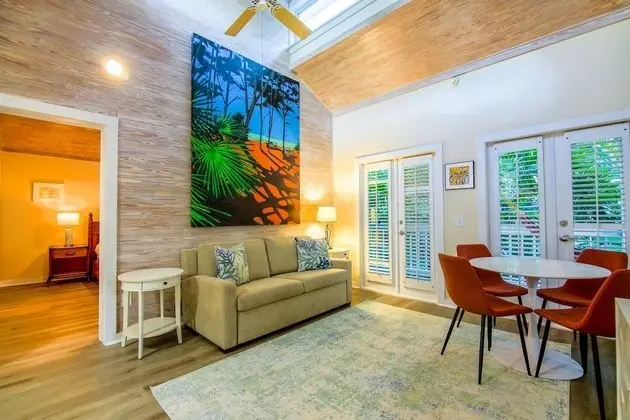 Deluxe Townhome, 1 Queen Bed w/Sofa bed - Zeke's Retreat 103 (bedroom access via spiral staircase)