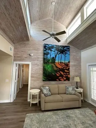 Deluxe Townhome, 1 Queen Bed w/Sofa bed - Zeke's Retreat 103 (bedroom access via spiral staircase)