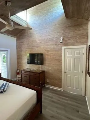 Deluxe Townhome, 1 Queen Bed w/Sofa bed - Zeke's Retreat 103 (bedroom access via spiral staircase)