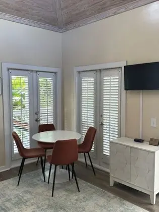 Deluxe Townhome, 1 Queen Bed w/Sofa bed - Zeke's Retreat 103 (bedroom access via spiral staircase)