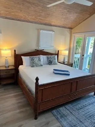 Deluxe Townhome, 1 Queen Bed w/Sofa bed - Zeke's Retreat 103 (bedroom access via spiral staircase)