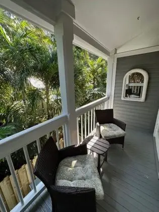 Deluxe Townhome, 1 Queen Bed w/Sofa bed - Zeke's Retreat 103 (bedroom access via spiral staircase)