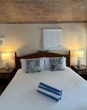 Deluxe Townhome, 1 Queen Bed w/Sofa bed - Zeke's Retreat 103 (bedroom access via spiral staircase)