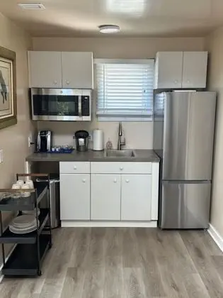 Deluxe Townhome, 1 Queen Bed w/Sofa bed - Zeke's Retreat 103 (bedroom access via spiral staircase)