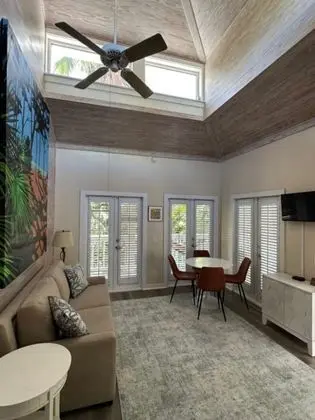 Deluxe Townhome, 1 Queen Bed w/Sofa bed - Zeke's Retreat 103 (bedroom access via spiral staircase)