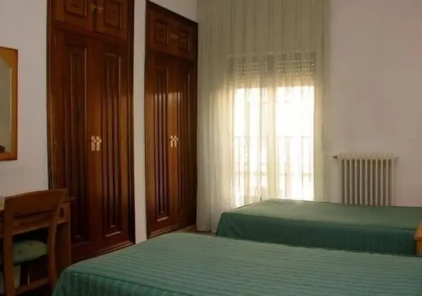 Üç Kişilik Oda
