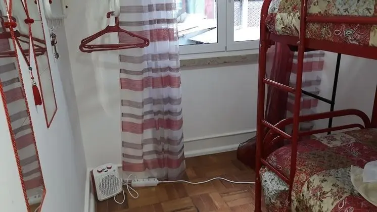 Tek Kişilik Oda, Ortak Banyo (Vermelho)