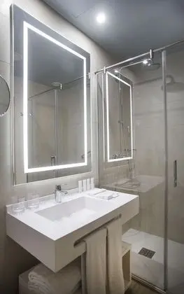 Premium Tek Büyük Yataklı Oda