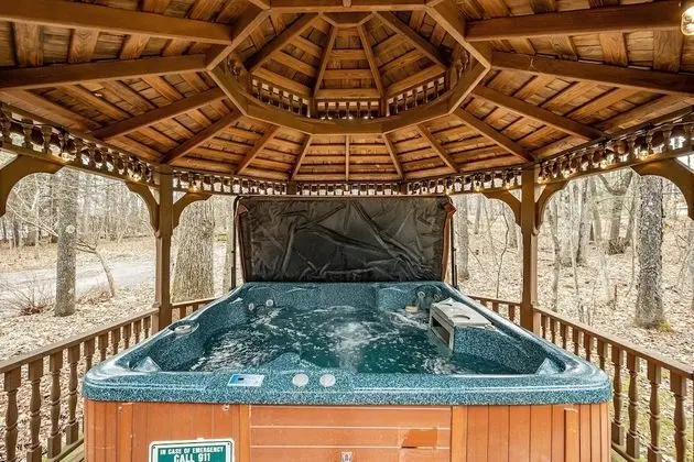 Ev, Birden Çok Yatak, Sıcak Su Havuzu