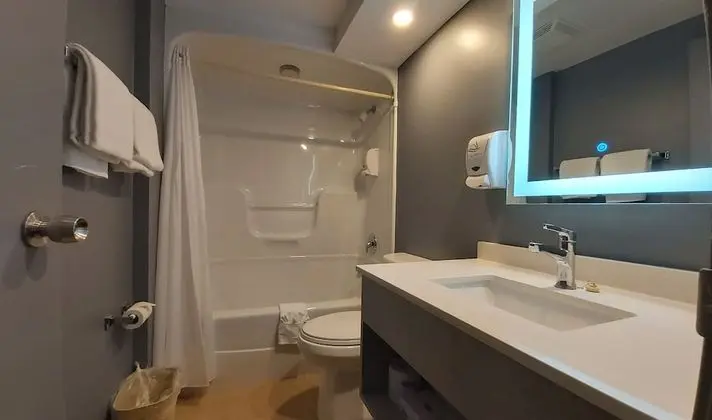 Deluxe Room, 2 Queen Beds, Non Smoking, Includes Waterpark Passes for Four Guests
