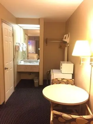 Oda, 1 Büyük (Queen) Boy Yatak, Engellilere Uygun, Sigara İçilmez