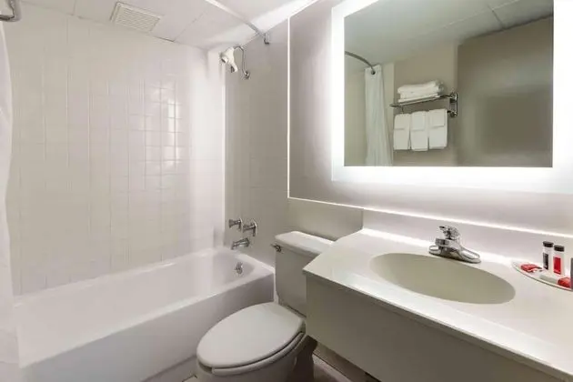Oda, 2 Büyük (Queen) Boy Yatak, Sigara İçilmez (mini-fridge, AC, bathtub/shower)