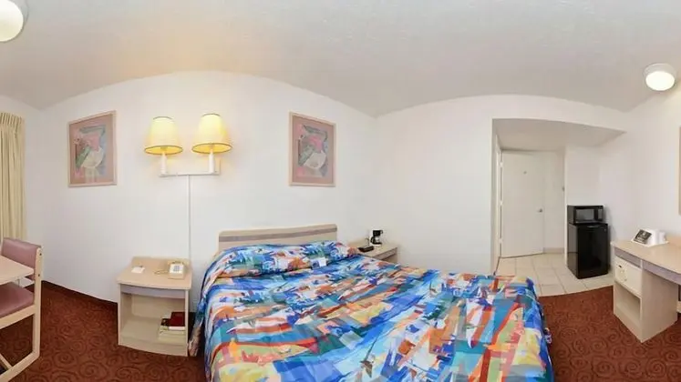 Oda, 1 Büyük (Queen) Boy Yatak, Engellilere Uygun, Sigara İçilebilir