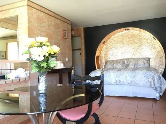 1 King Bed, Non Smoking, Jetted Tub Suite (Persian ,Roman, or Oriental Theme)
