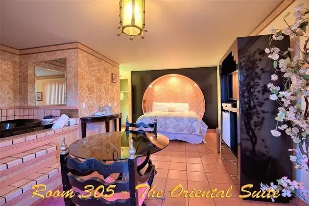1 King Bed, Non Smoking, Jetted Tub Suite (Persian ,Roman, or Oriental Theme)