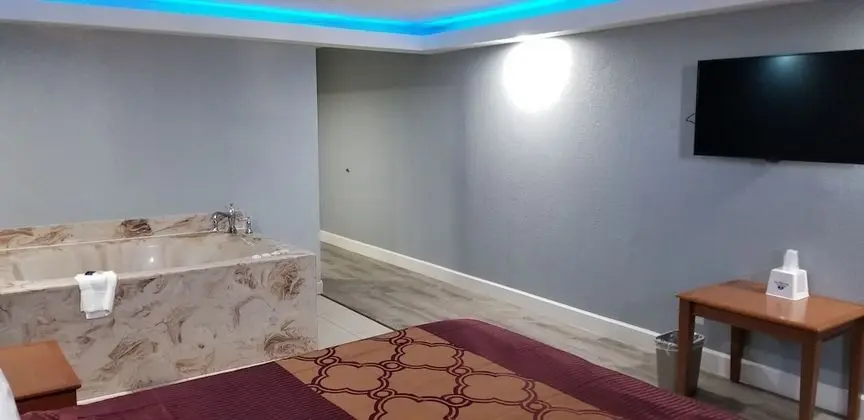 Süit, 1 En Büyük (King) Boy Yatak, Sigara İçilmez, Sıcak Su Küveti