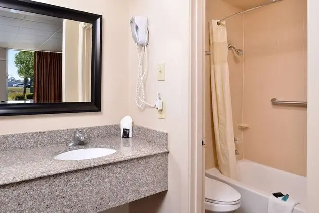 Oda, 1 Büyük (Queen) Boy Yatak, Engellilere Uygun, Sigara İçilebilir