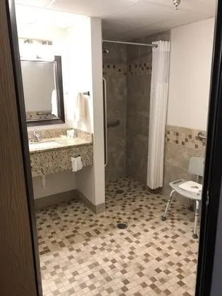 Oda, 2 Büyük (Queen) Boy Yatak, Engellilere Uygun, Sigara İçilmez