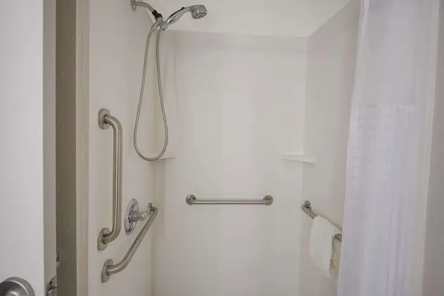 Oda, 2 Büyük (Queen) Boy Yatak, Engellilere Uygun, Sigara İçilmez (Roll-in Shower)