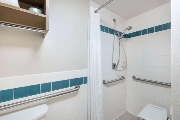 Oda, 1 Büyük (Queen) Boy Yatak, Engellilere Uygun, Sigara İçilmez (Roll-In Shower)