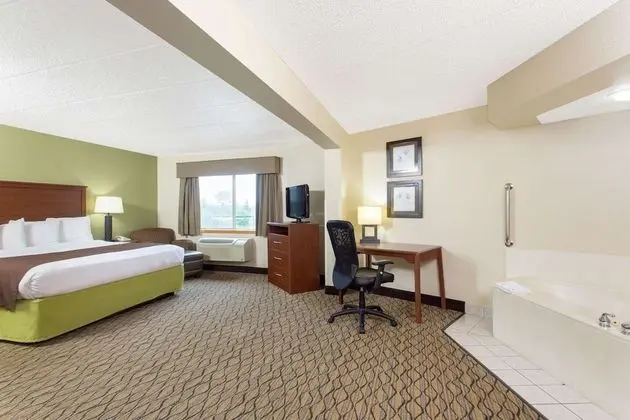 SPA Suite King + Queen Sofa + Fireplace