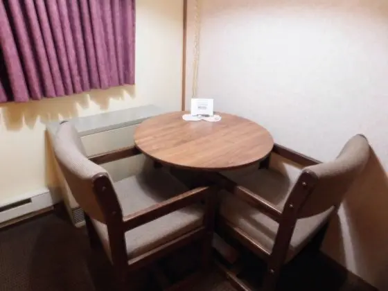 Basic Oda, 1 Büyük (Queen) Boy Yatak, Buzdolabı ve Mikrodalga