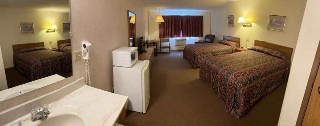 Basic Tek Büyük Yataklı Oda, 2 Büyük (Queen) Boy Yatak, Buzdolabı ve Mikrodalga