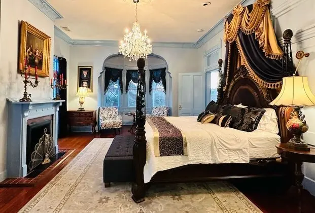 Dahlia Suite