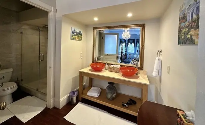 Dahlia Suite