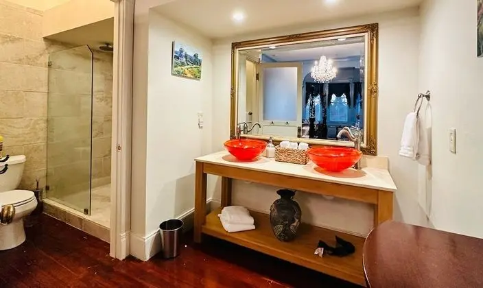 Dahlia Suite