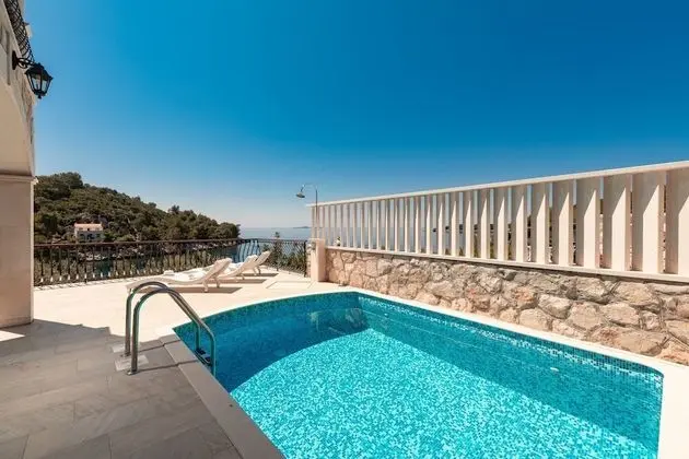 Villa (6 Bedroom Villa with Terrace and Pool)