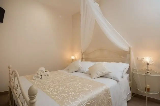 Villa (6 Bedroom Villa with Terrace and Pool)