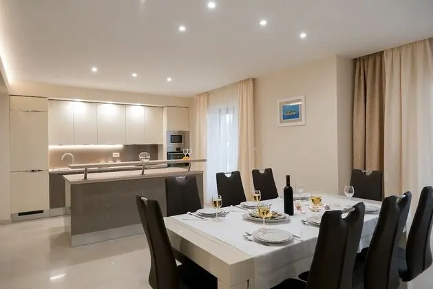 Villa (6 Bedroom Villa with Terrace and Pool)